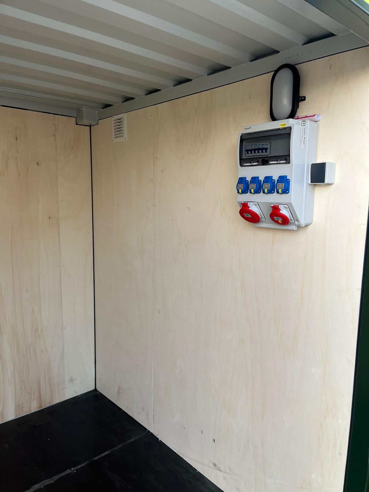 Binnenkant BHV-container met verdeelkast, stopcontacten en verlichting